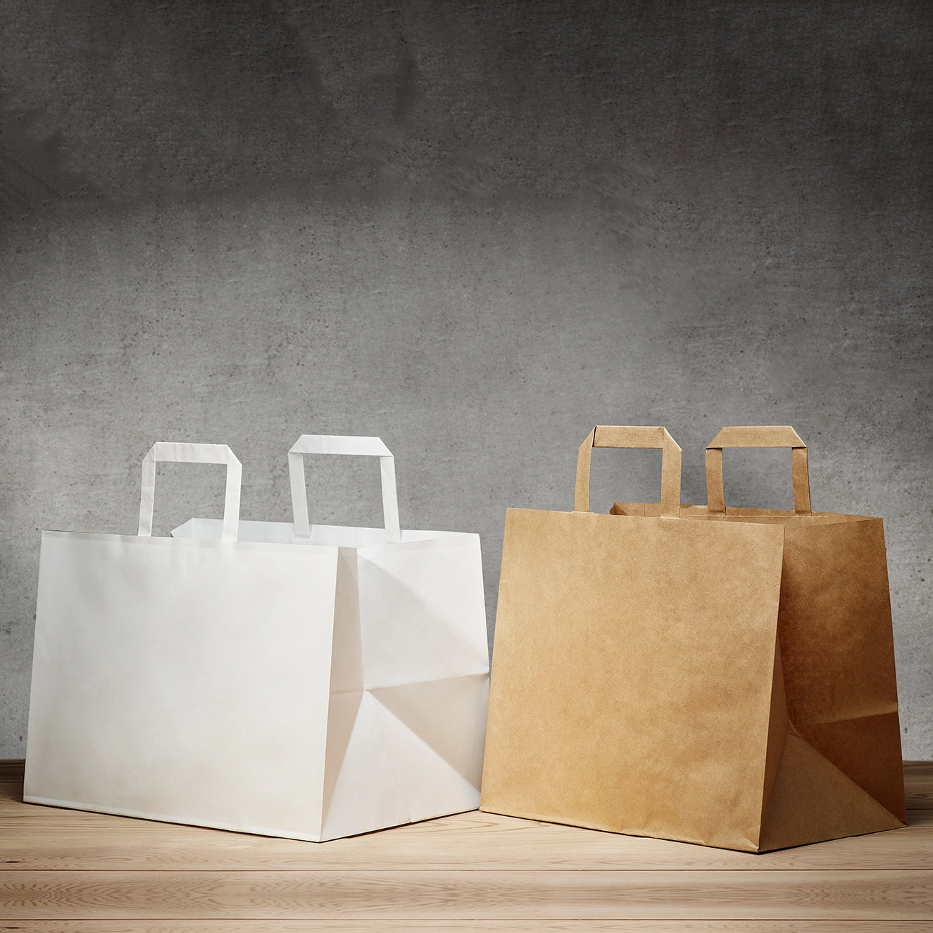Papieren takeaway draagtas met plat papieren handvat